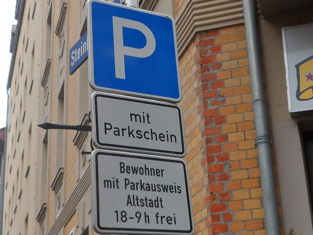 Schildermast mit Verkehrszeichen mit Ausweisung der Parkzonen