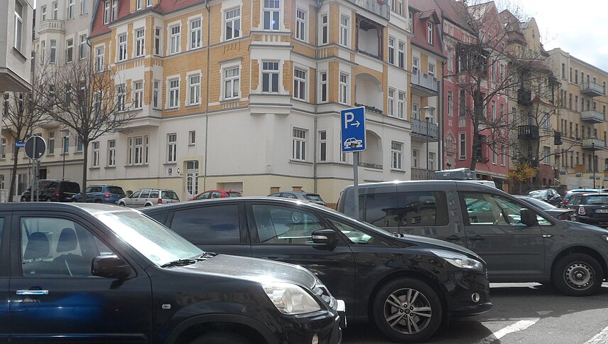 parkende Autos, sprich ruhender Verkehr an einer Kreuzung