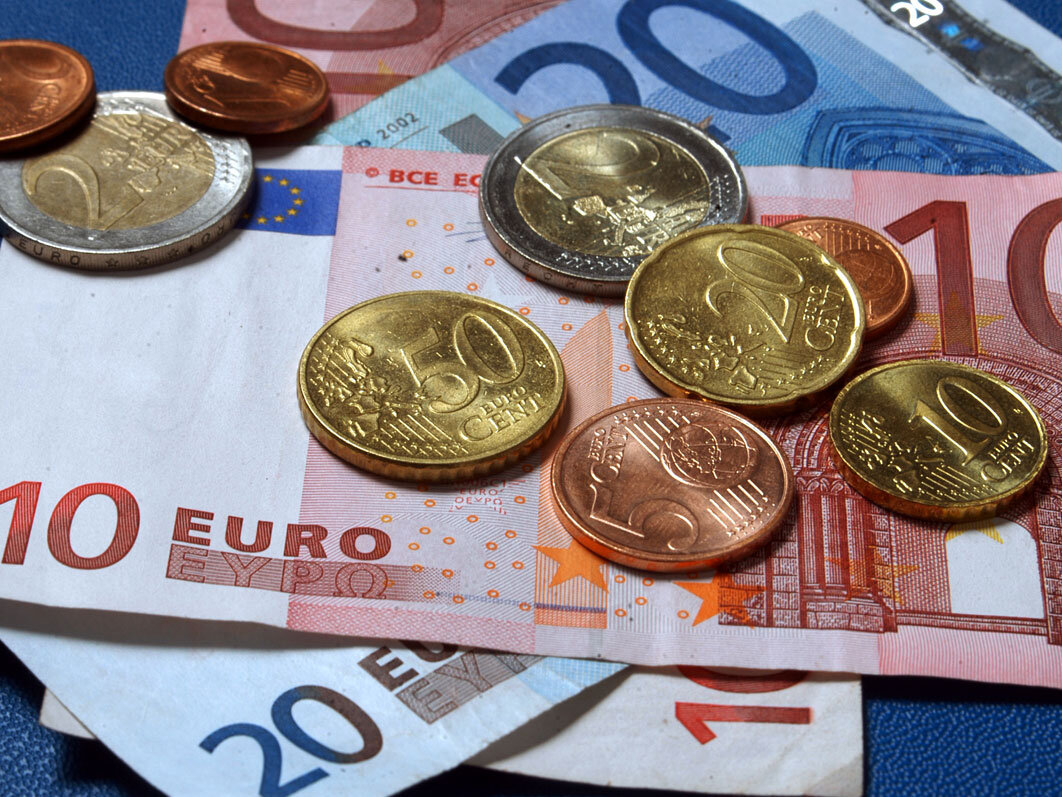 Zwei Zehn- und ein Zwanzig-Euro-Geldschein, darauf etwas Kleingeld