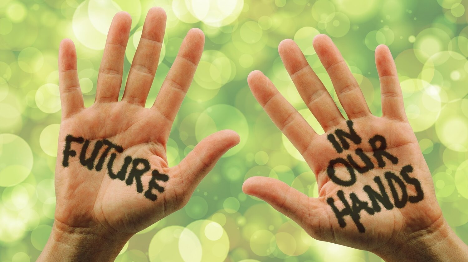 Zwei Hände mit der Aufschrift "Future in our Hands"