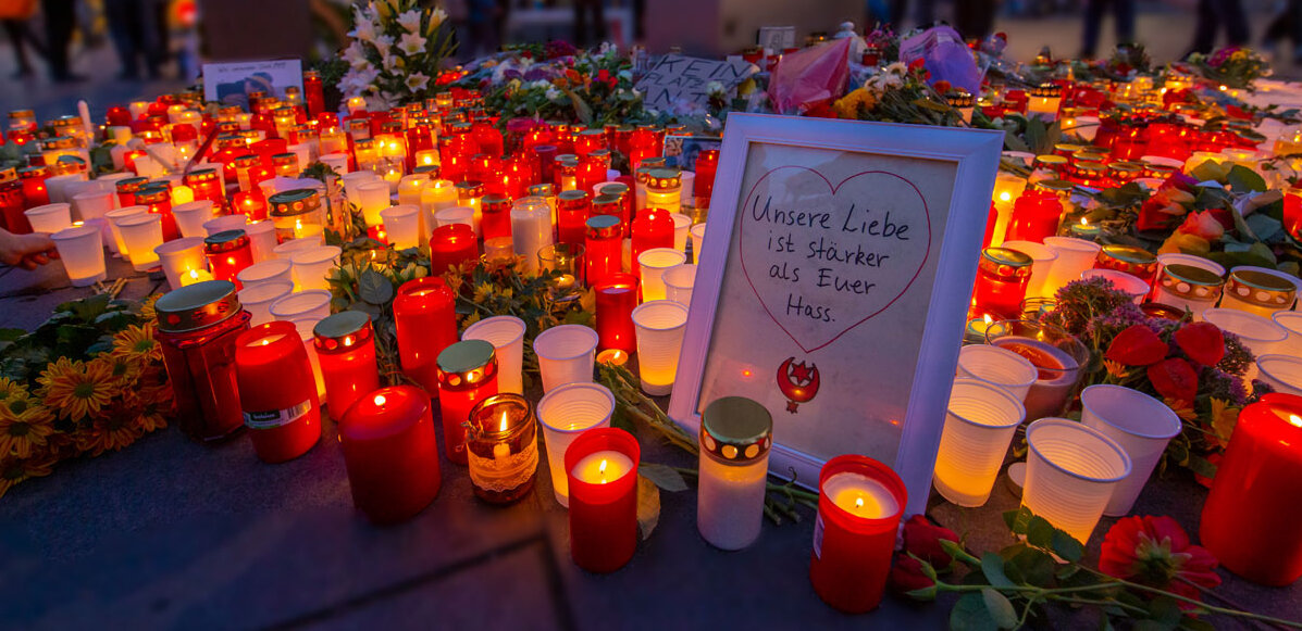 Grabkerzen niedergestellt am Geoskop im Gedenken an die Opfer des Attentats vom 9. Oktober 2019, auf einem Bild im Vordergrund steht Unsere Liebe ist stärker als Euer Hass