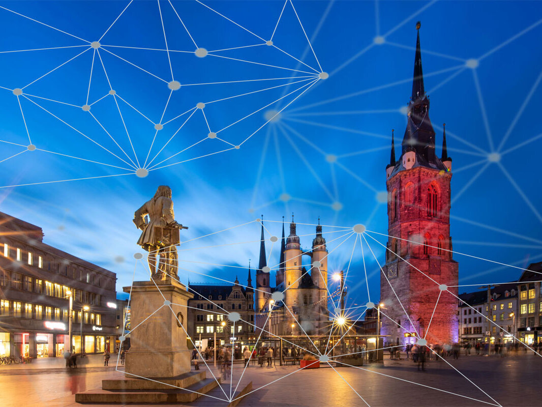 vor dem Hintergrund Marktplatz Halle ist ein Netz von vernetzten Punkten zu sehen
