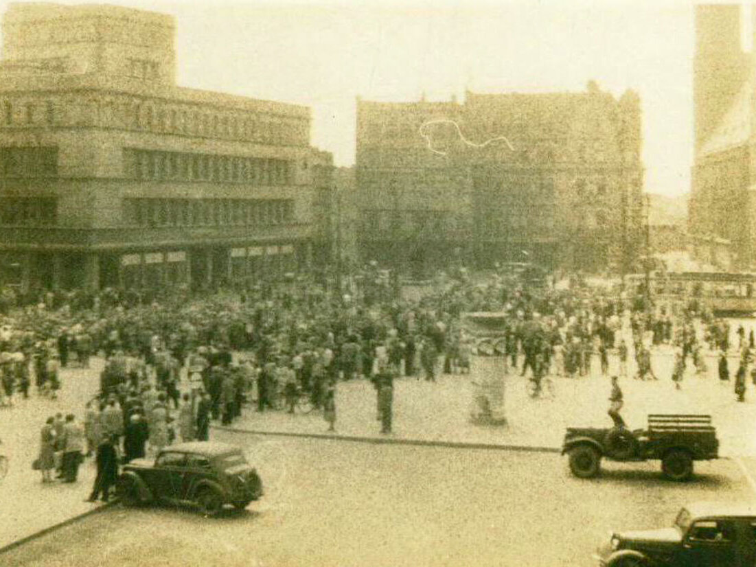 17. Juni 1953 protestierende Bevölkerung auf dem Marktplatz, ein Russe steht auf einem kleinen LKW